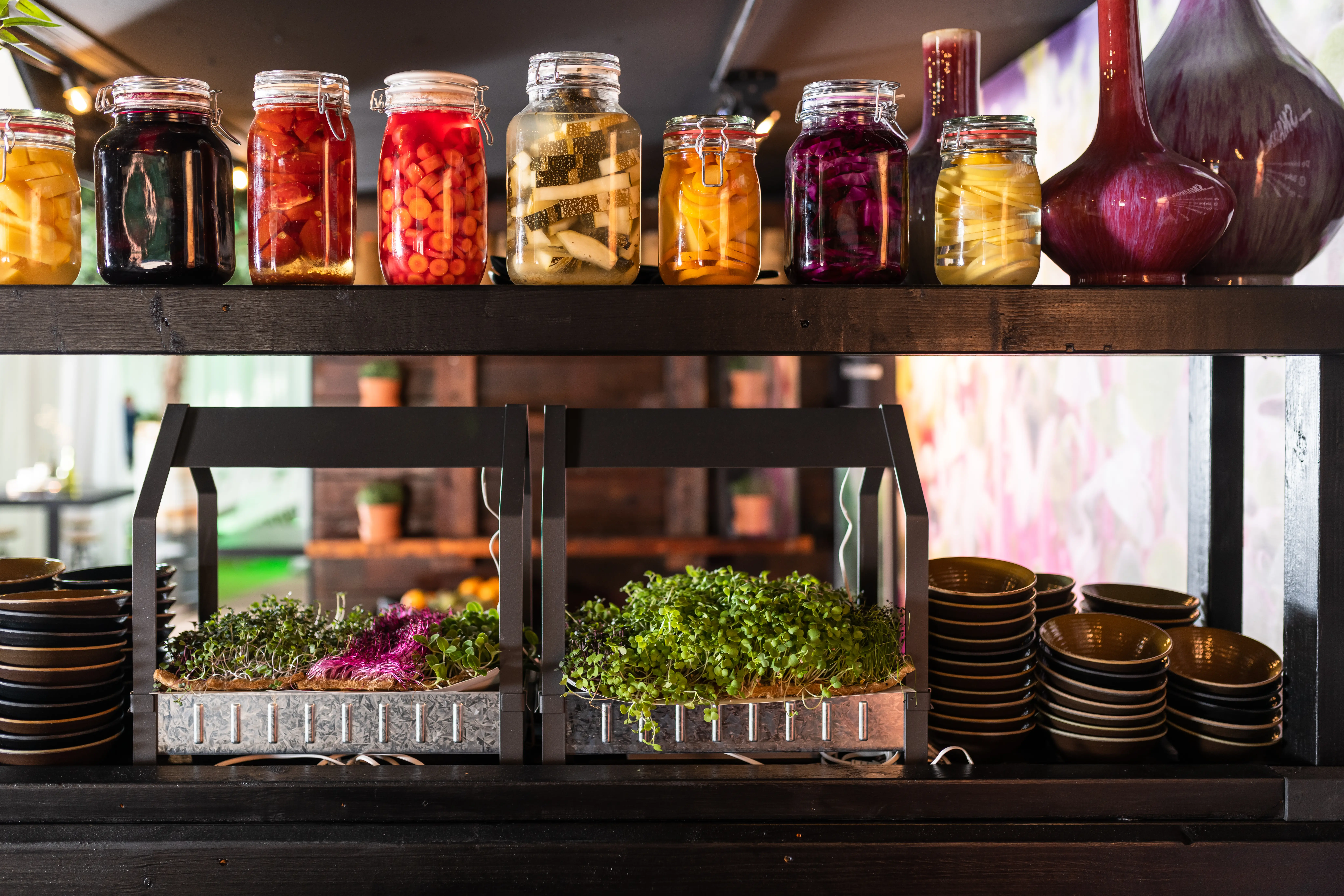 Stellingen met weckpotten en vers eten bij Next Venue